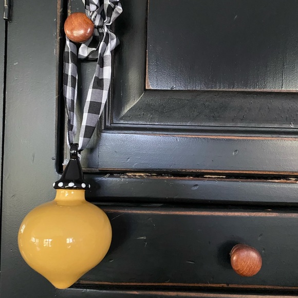 NWT CLAY CHICK CERAMICS Solid Ornament w/Ribbon - Picture 4 of 4